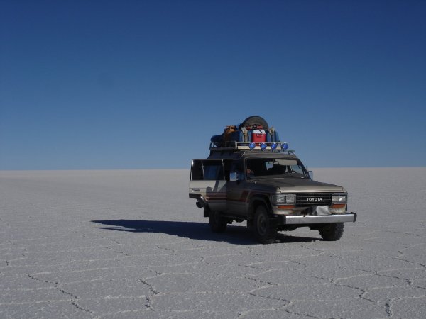 Cesty tu nejsou, jede se po soli, rovně za nosem.